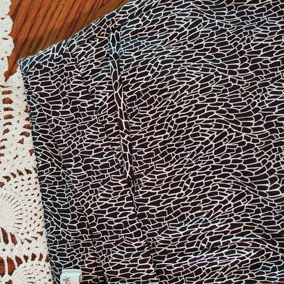 Coldwater Creek Capri Pants with Vented Hem, Hidden Hook Close 4 - Picture 4 of 14